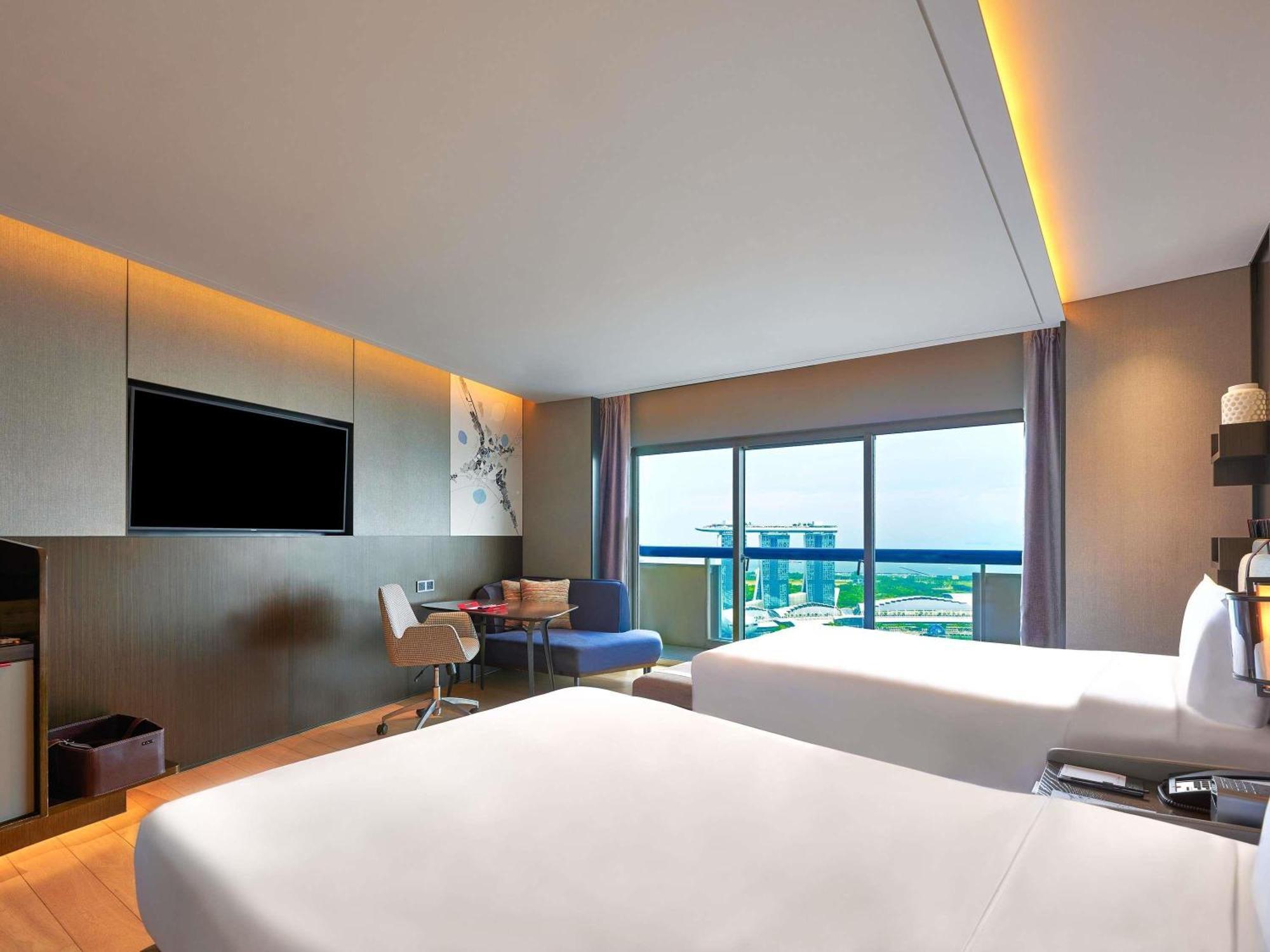 Hébergement Exécutif Prestige avec 2 Lits Doubles et Balcon - Accès au Salon - Étage Supérieur - Vue sur Marina Bay