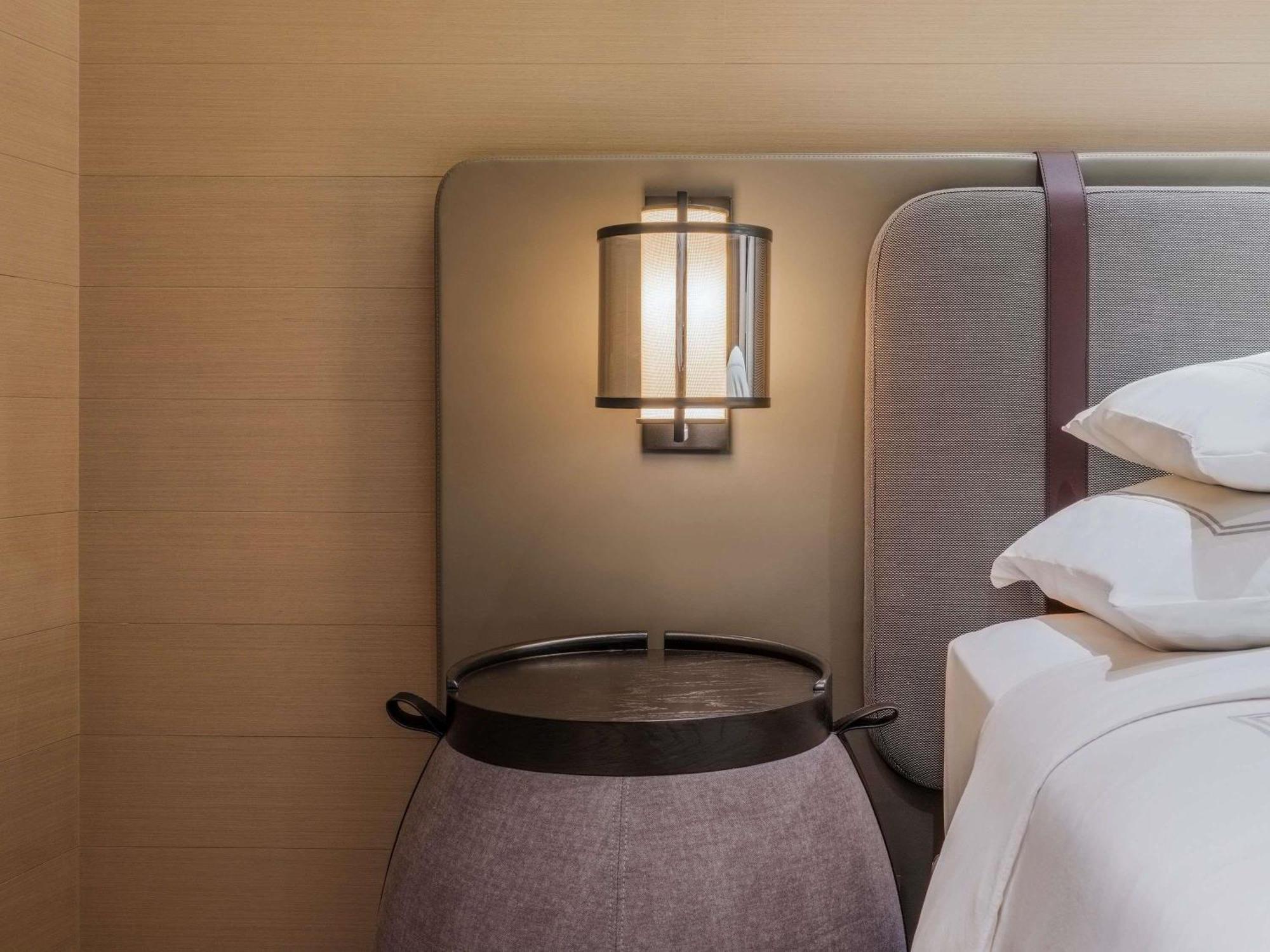 Hébergement Exécutif Prestige avec 1 Lit King-Size et Balcon - Accès au Salon - Étage Supérieur - Vue sur Marina Bay